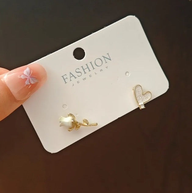 Aretes flor y corazón blancos