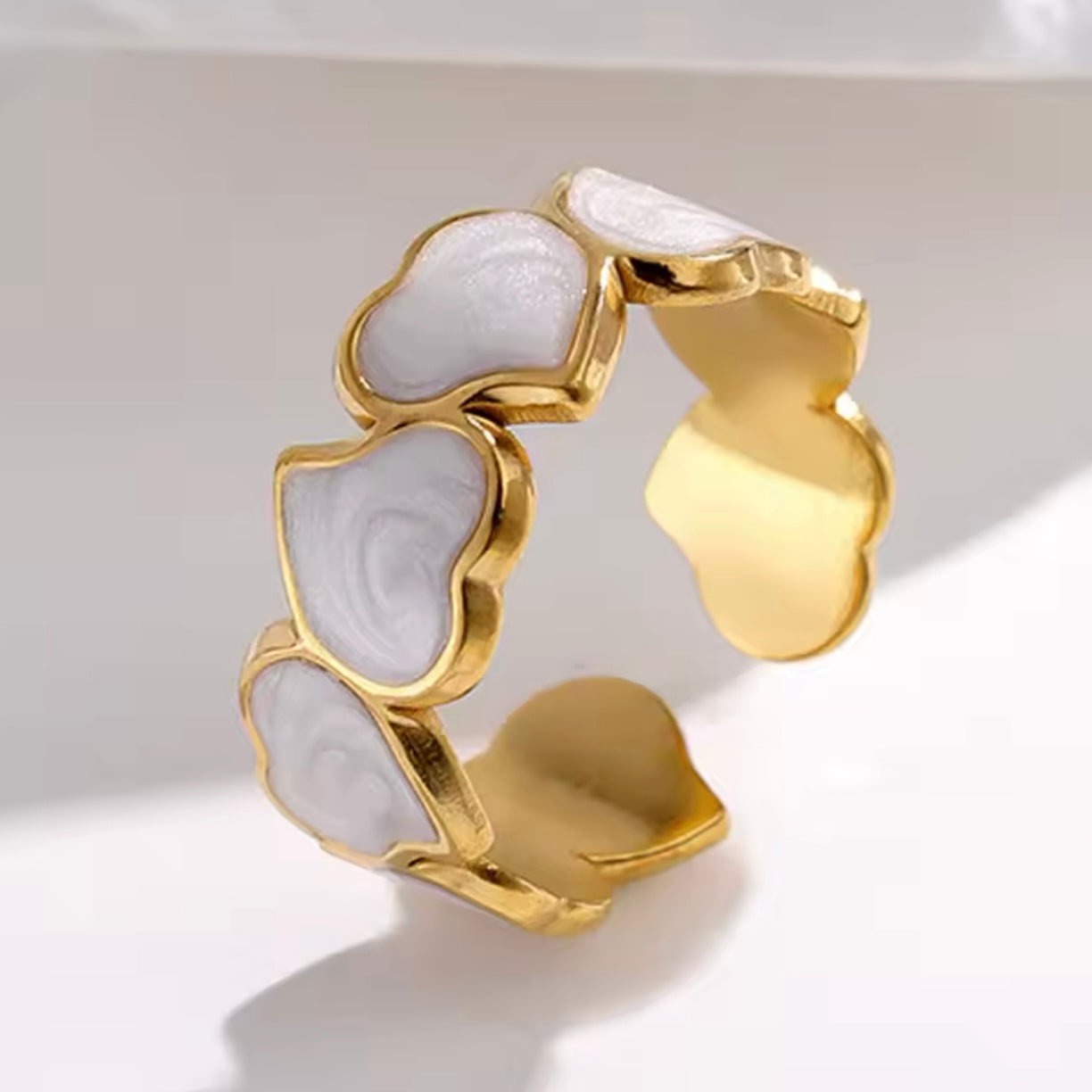 Anillo ajustable dorado corazones blancos - acero inoxidable