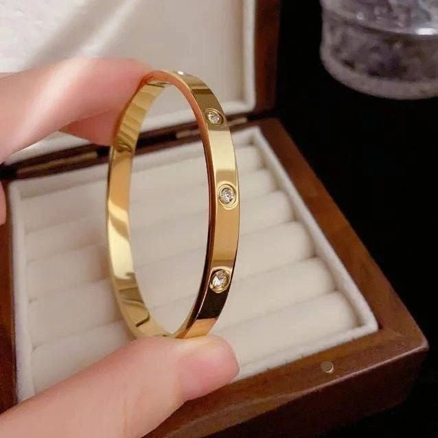 Pulsera dorada con pedrería plateada - acero inoxidable