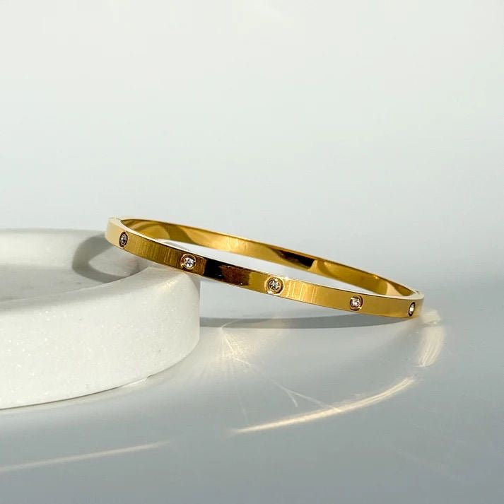 Pulsera delgada dorada con pedrería plateada - acero inoxidable