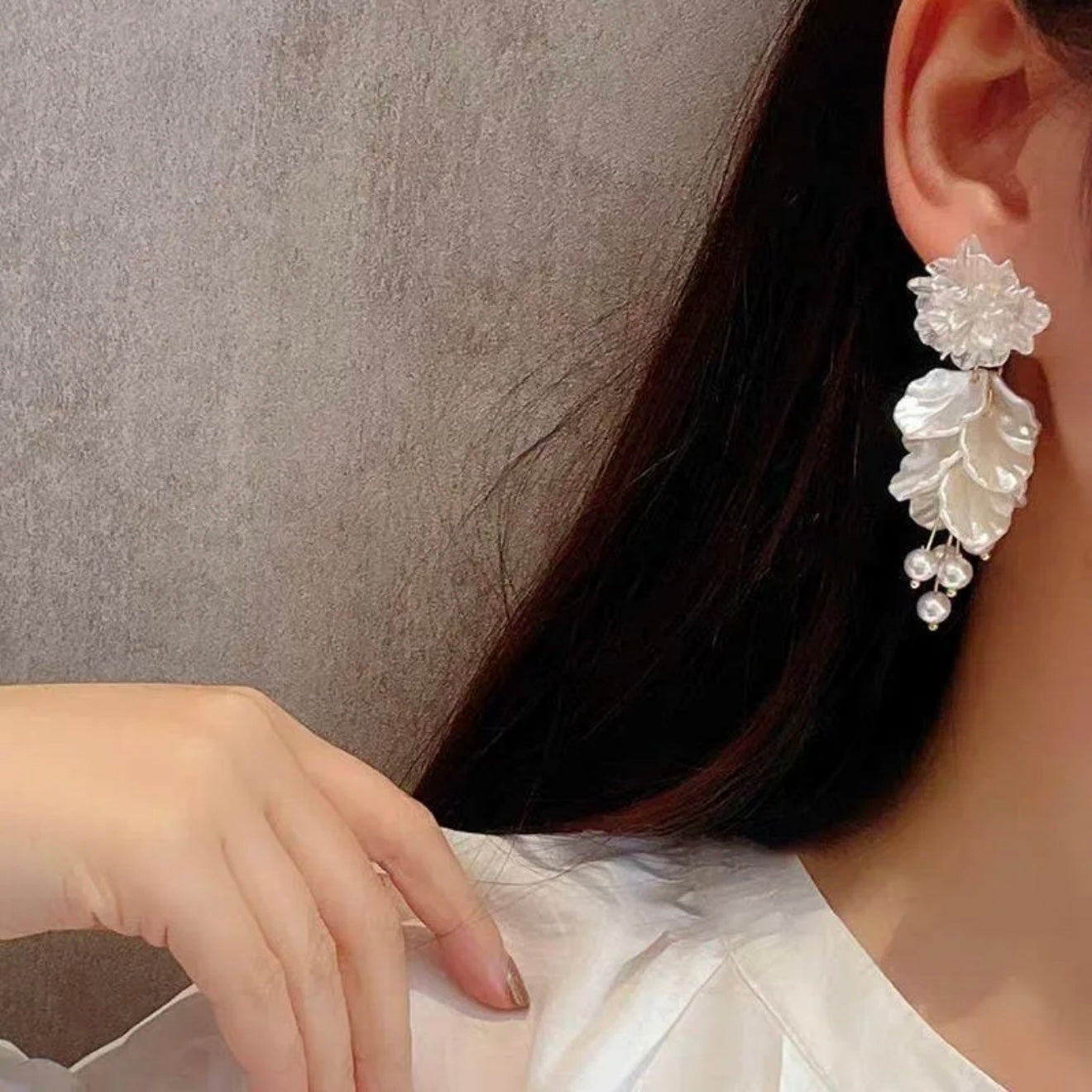 Aretes de flores blancas