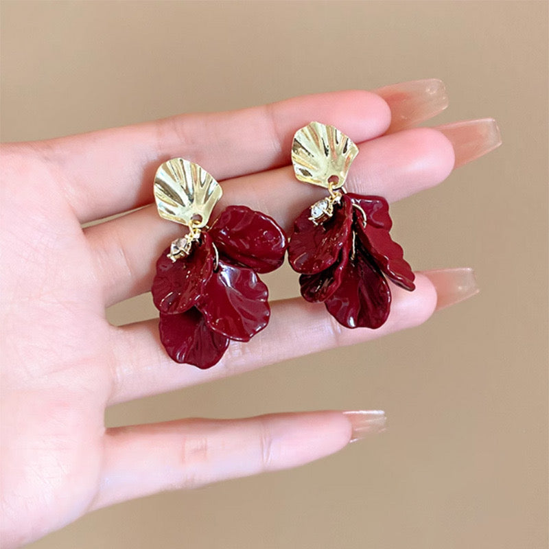 Aretes de pétalos rojos