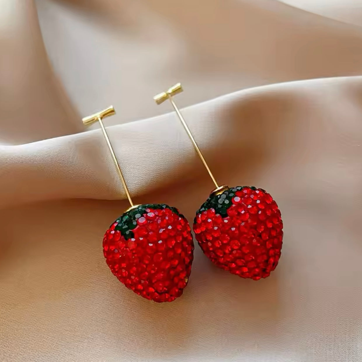 Aretes de fresas con pedrería