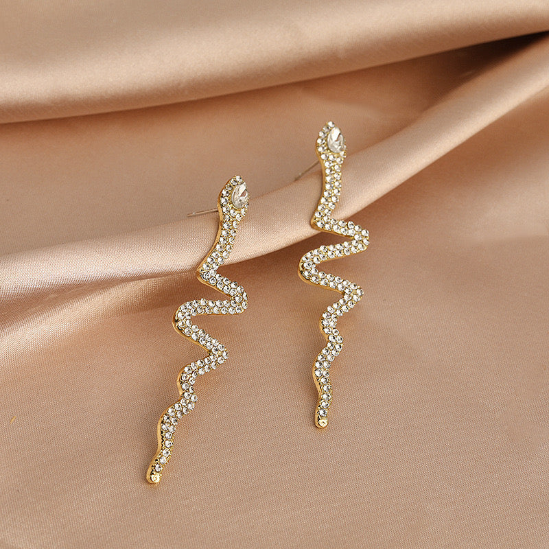 Aretes de serpientes doradas con pedrería plateada