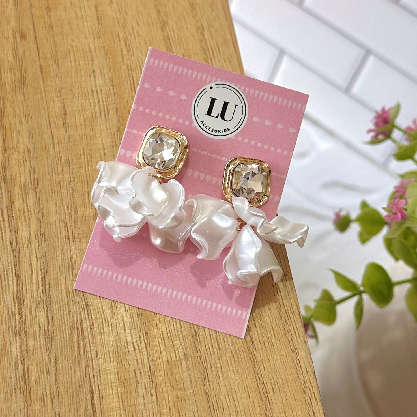 Aretes pétalos blancos con pedrería plateada