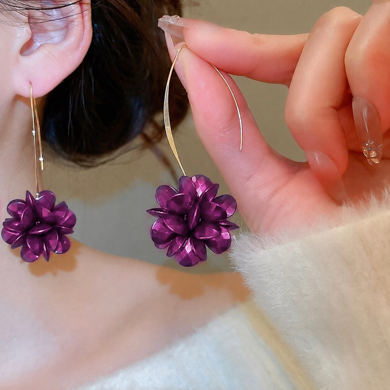 Aretes largos color uva
