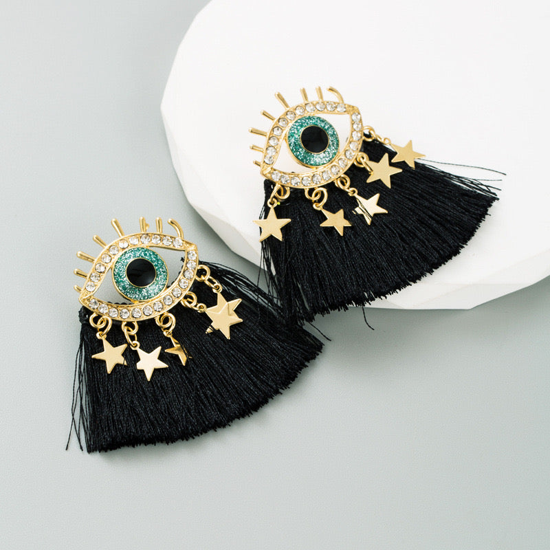 Aretes de ojitos con hilos negros