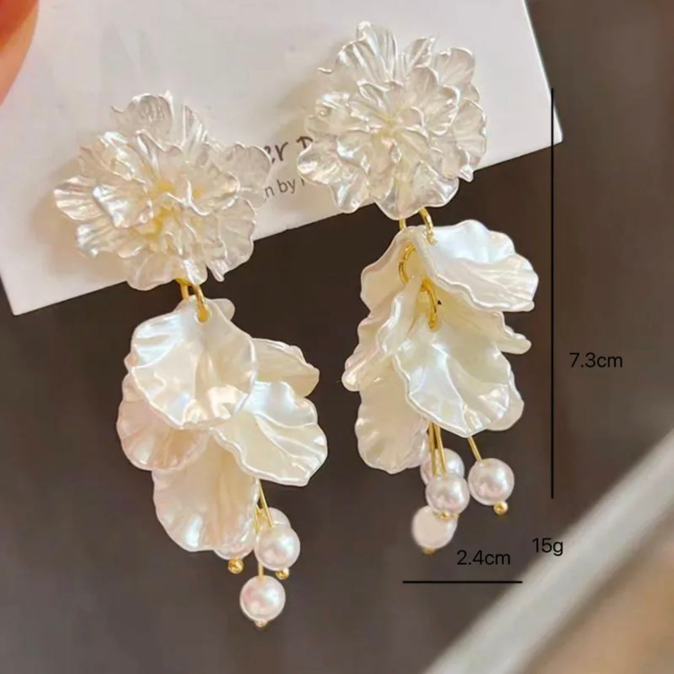 Aretes de flores blancas
