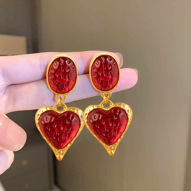Aretes de corazones dorado y rojo