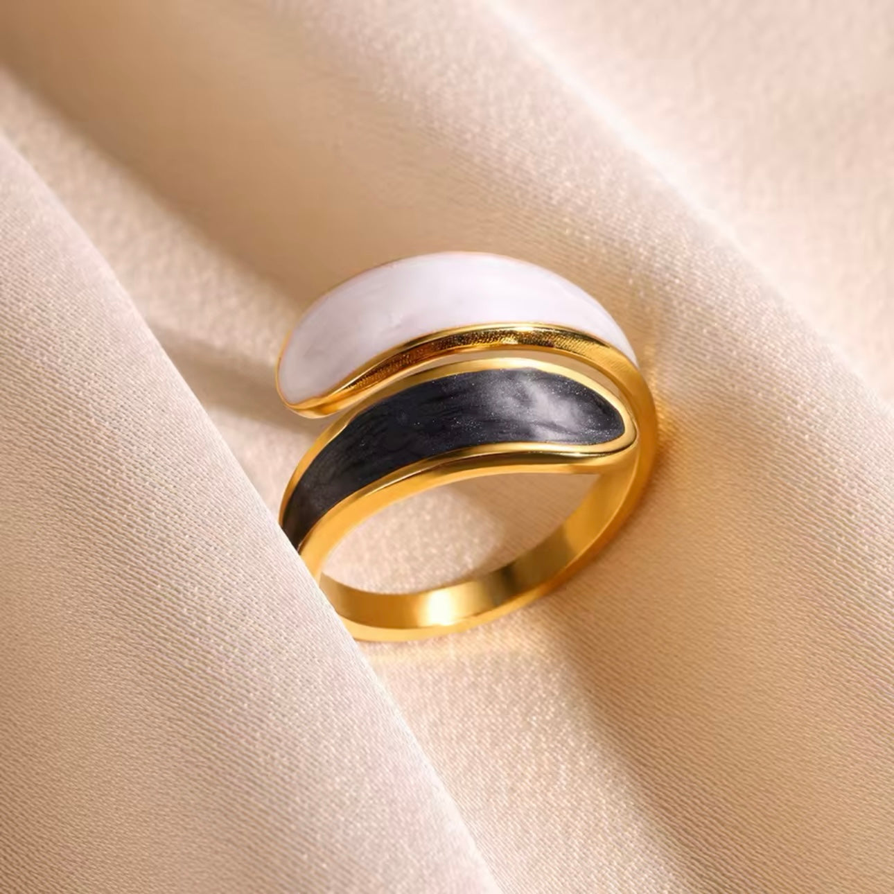 Anillo ajustable dorado con líneas blanco y negro - acero inoxidable
