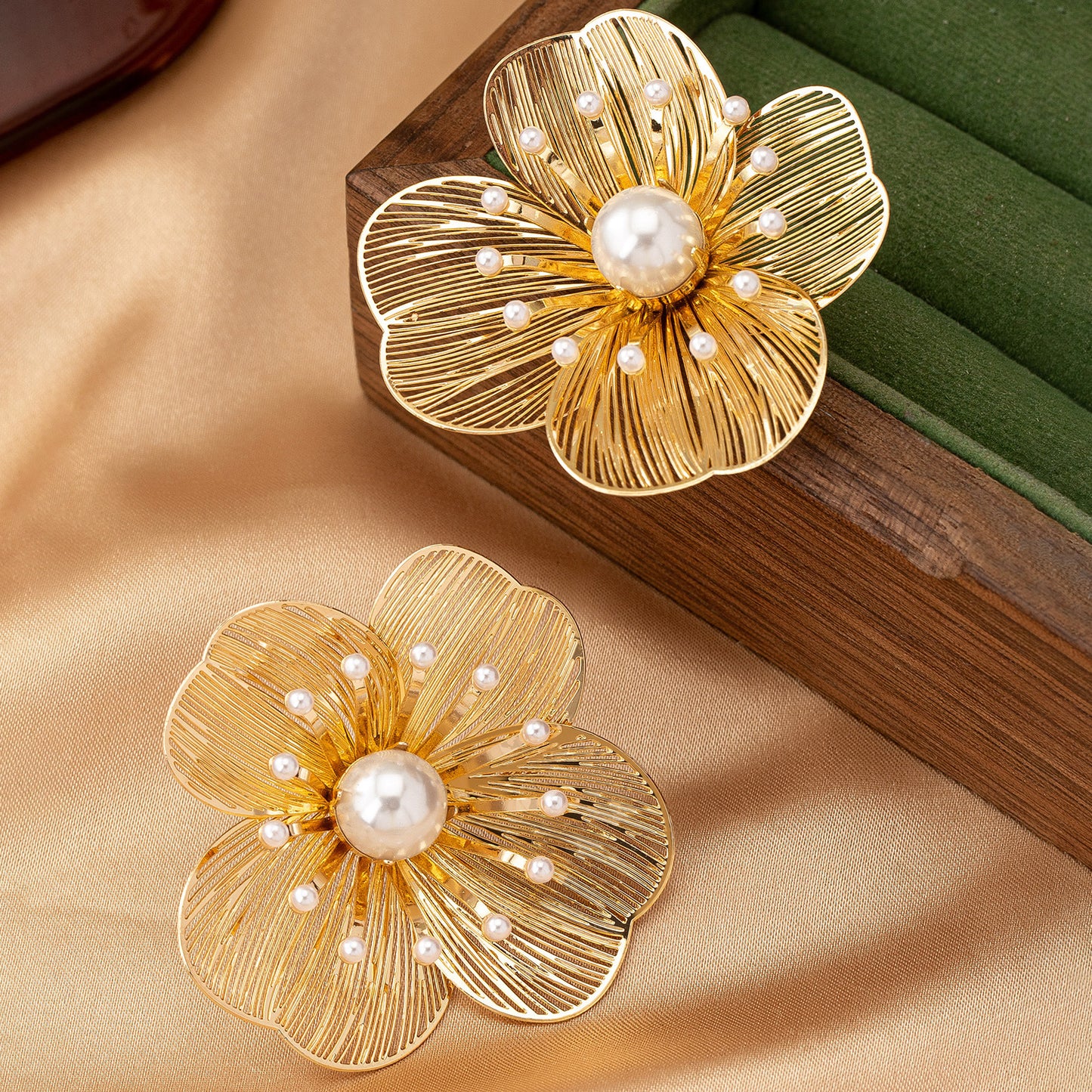 Aretes de flores doradas grandes