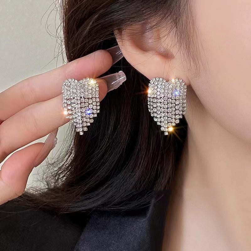 Aretes de corazones plateados