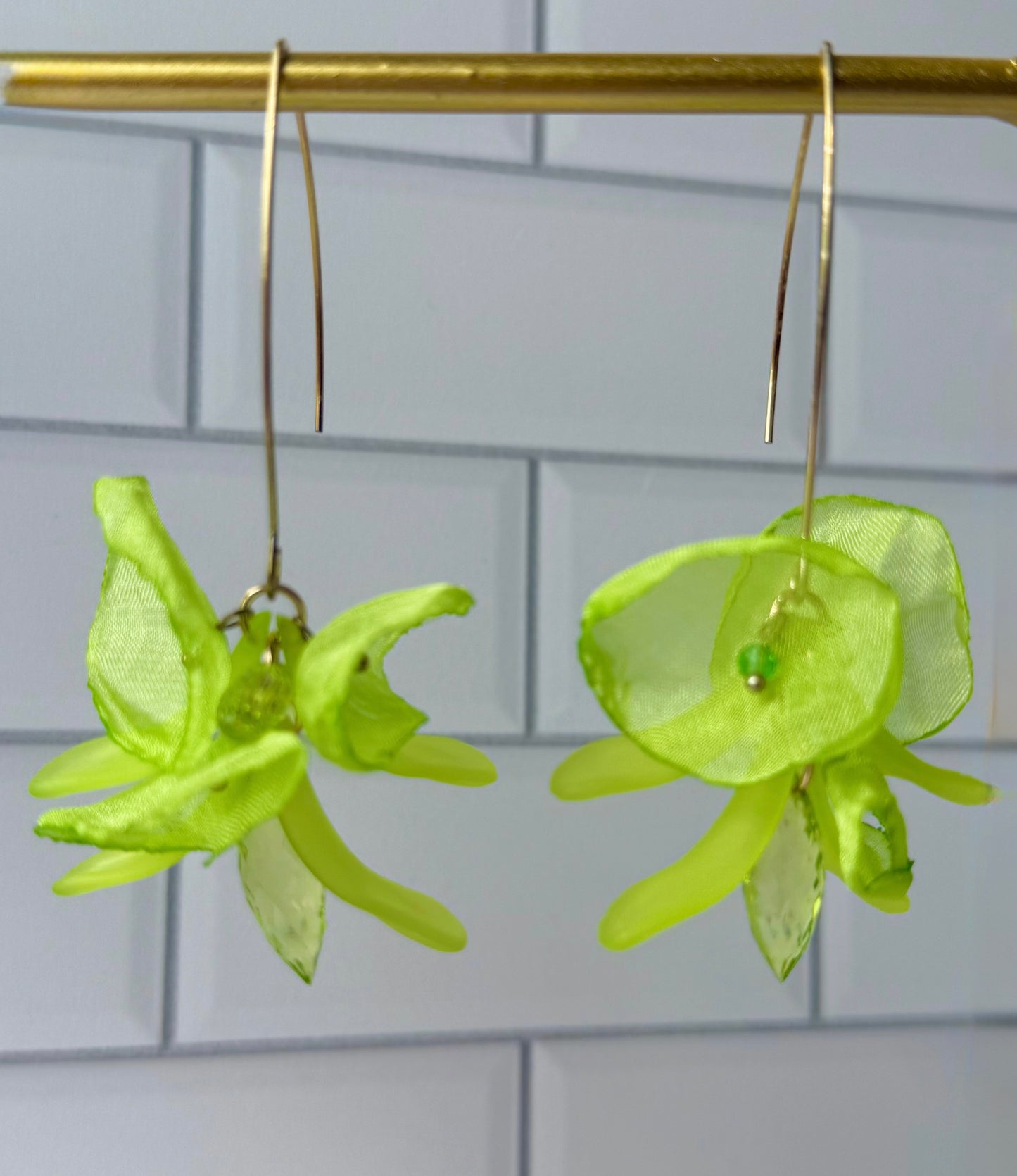 Aretes largos de pétalos verdes