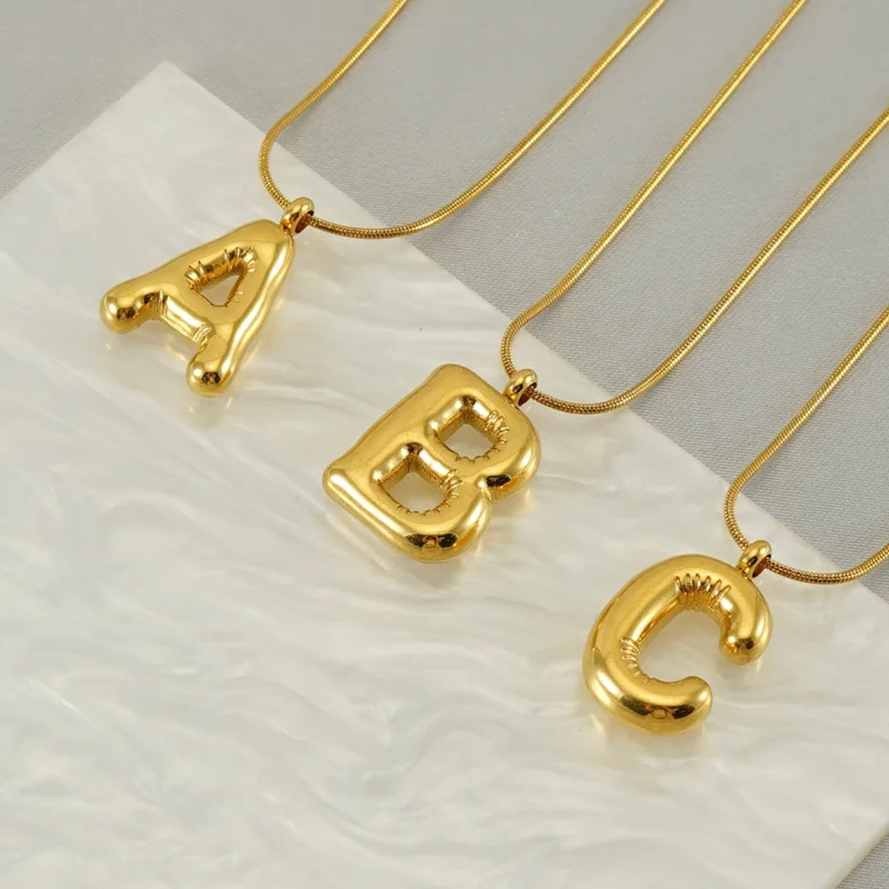 Collar Inicial globo - acero inoxidable