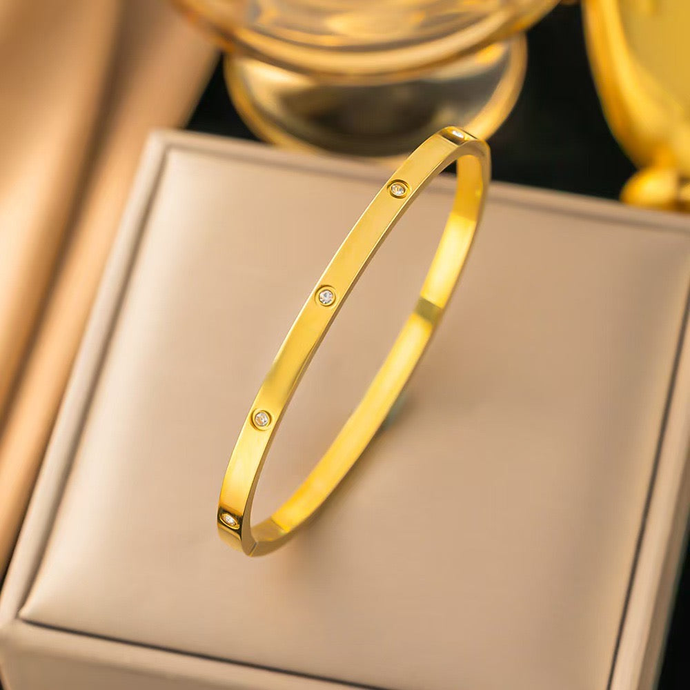 Brazalete dorado con piedritas - Acero inoxidable