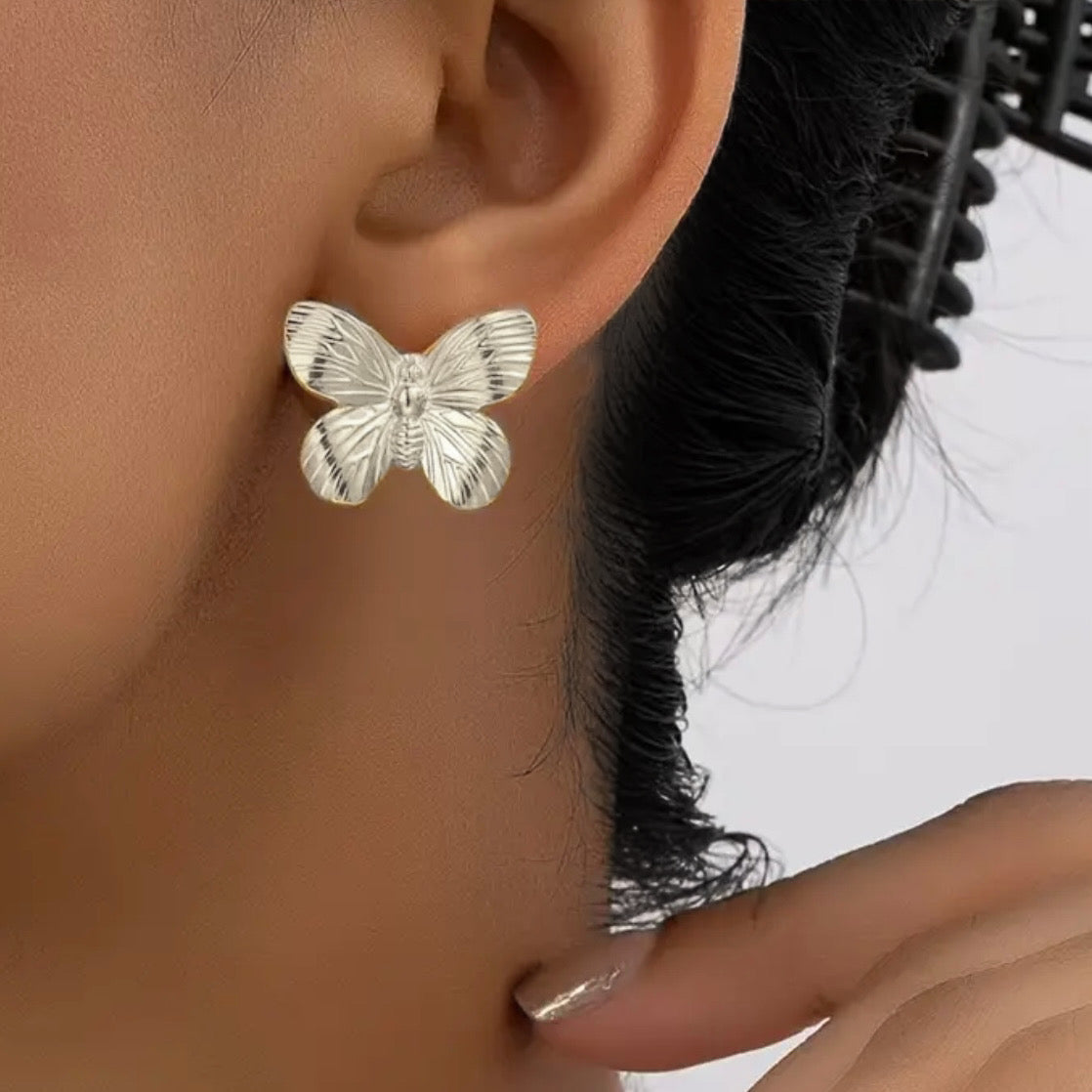 Arete de mariposas plateadas- acero inoxidable