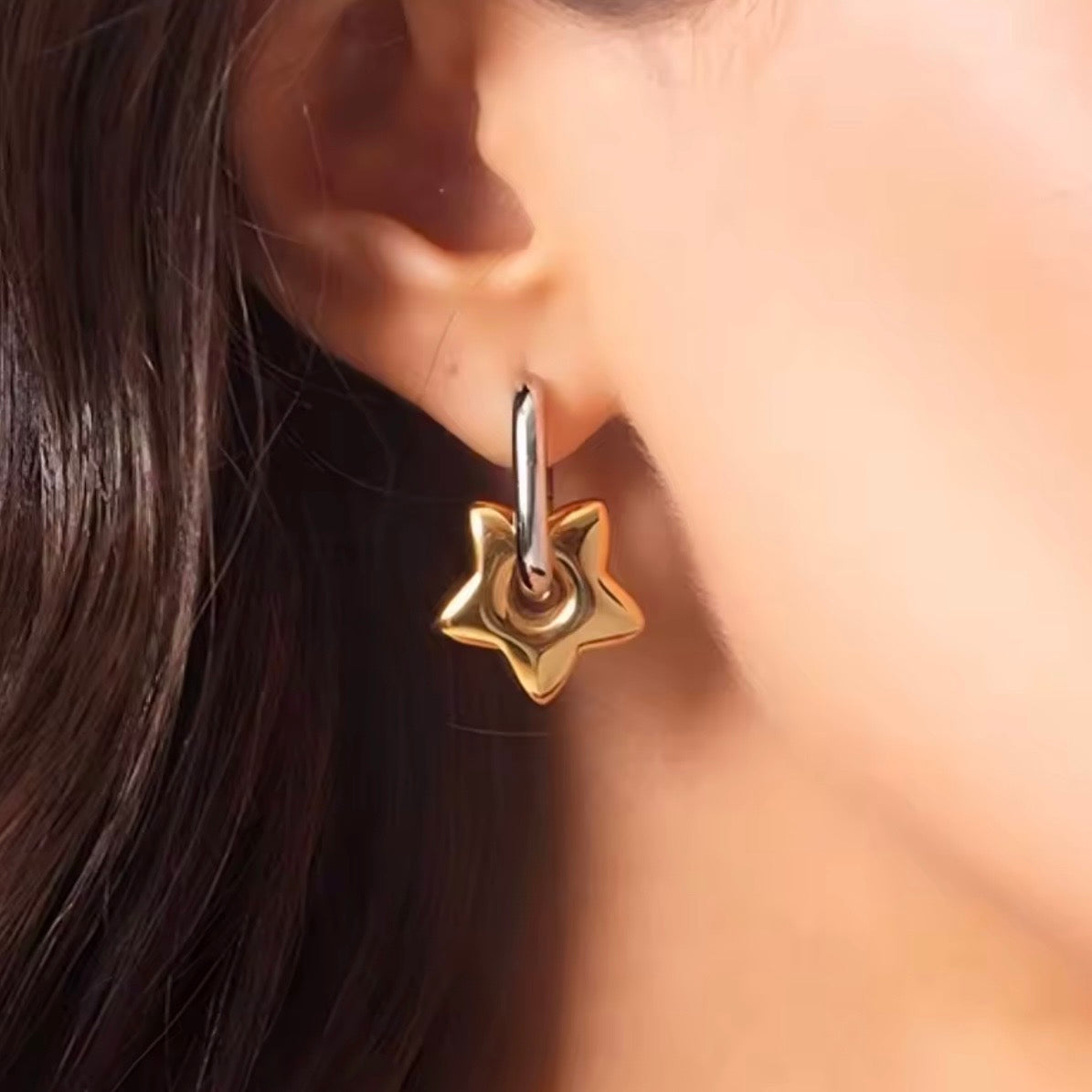 Aretes bicolor en U con estrellas- acero inoxidable