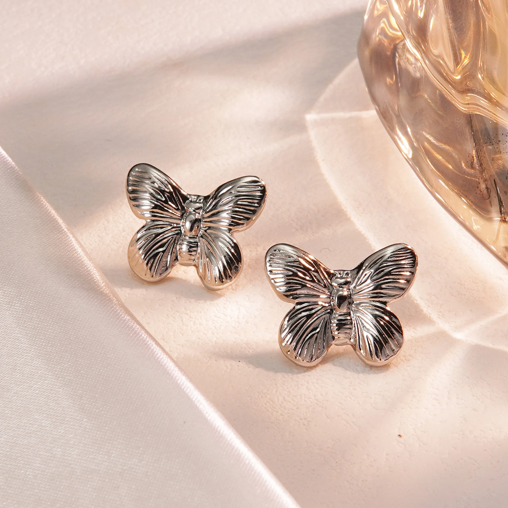 Arete de mariposas plateadas- acero inoxidable