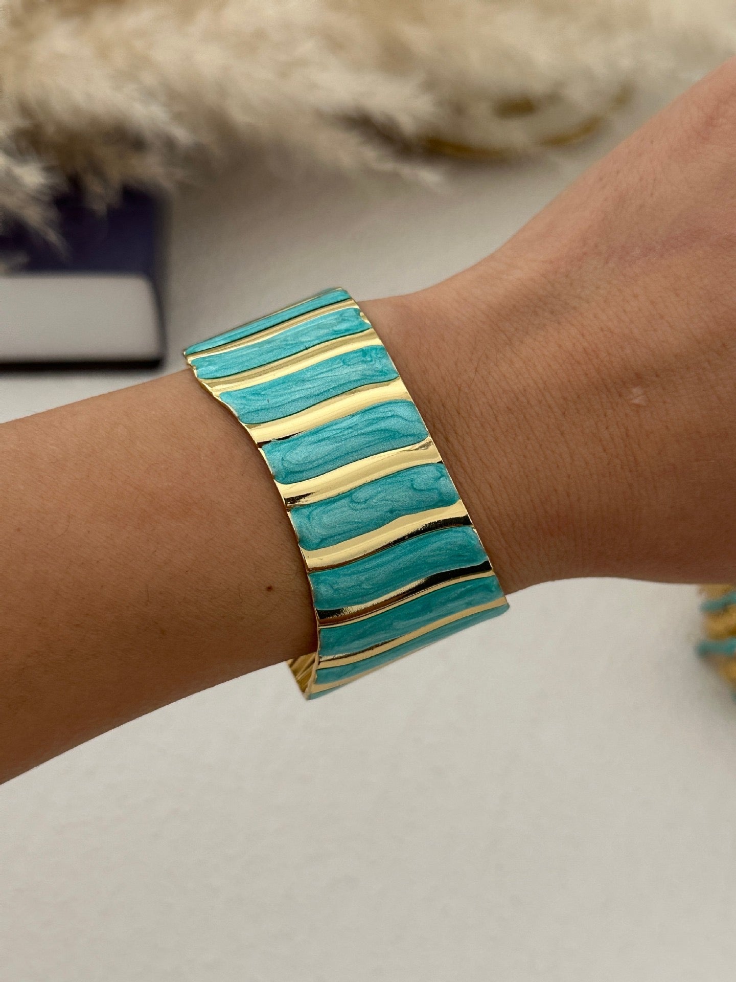 Brazalete ajustable líneas dorado con azul - acero inoxidable