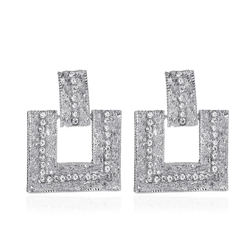 Aretes cuadrados de pedrería plateada
