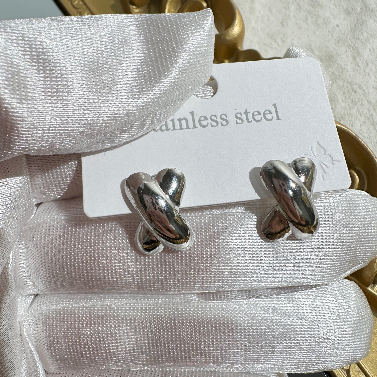 Aretes en cruz plateados- acero inoxidable