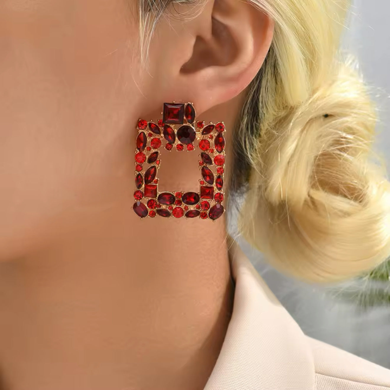 Aretes cuadrados de pedrería roja