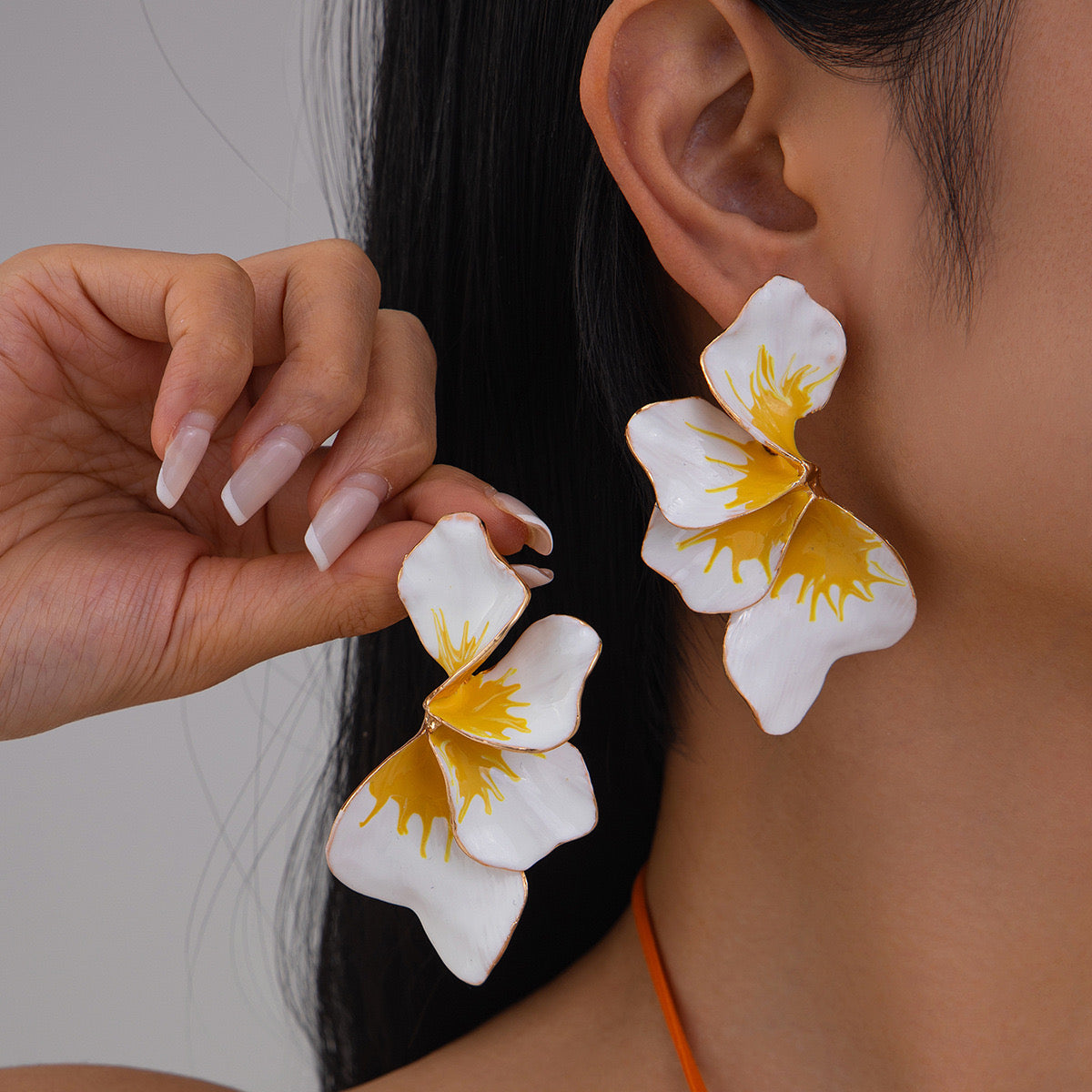 Aretes de flores hawaianas blancas