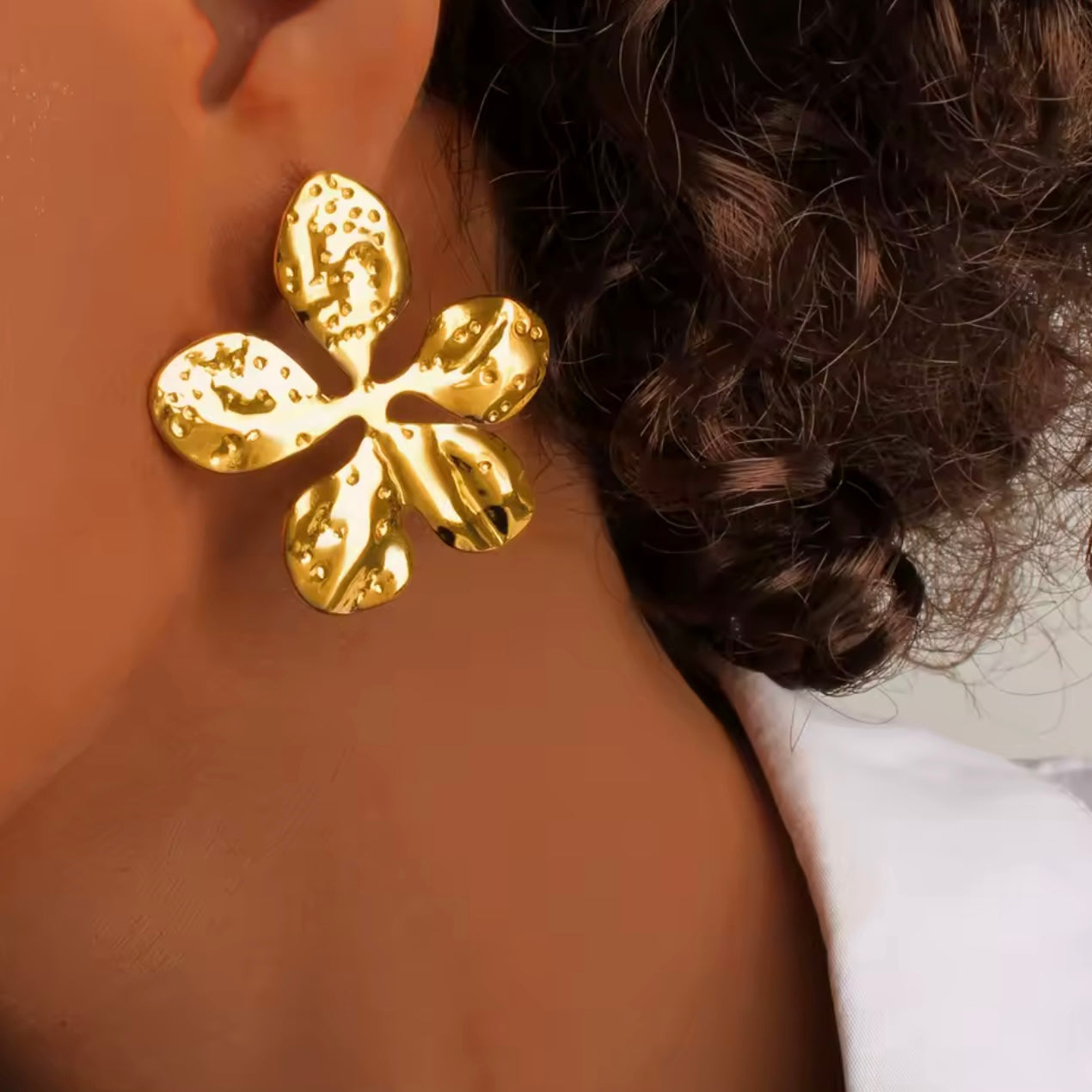 Aretes grandes de flores doradas - acero inoxidable