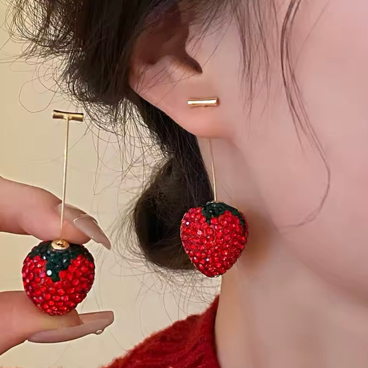 Aretes de fresas con pedrería