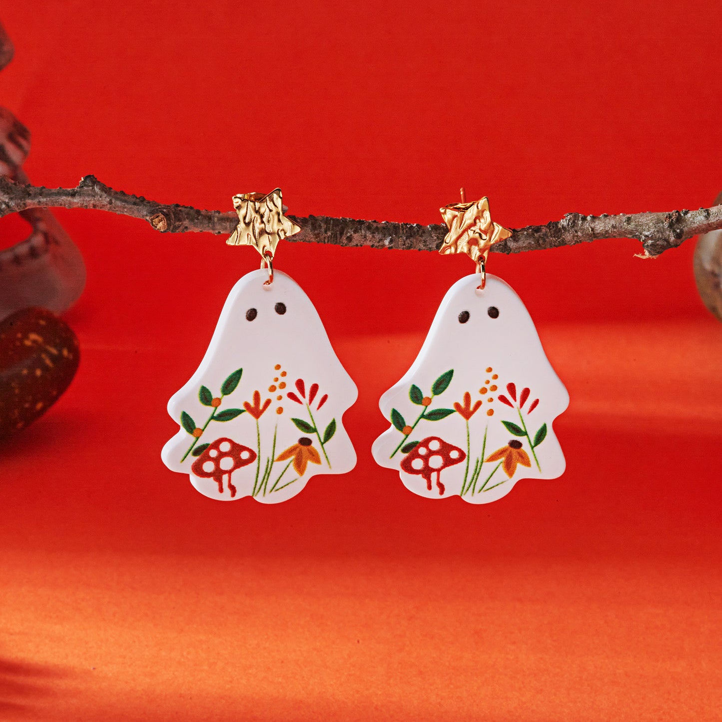 Aretes de fantasmas con flores