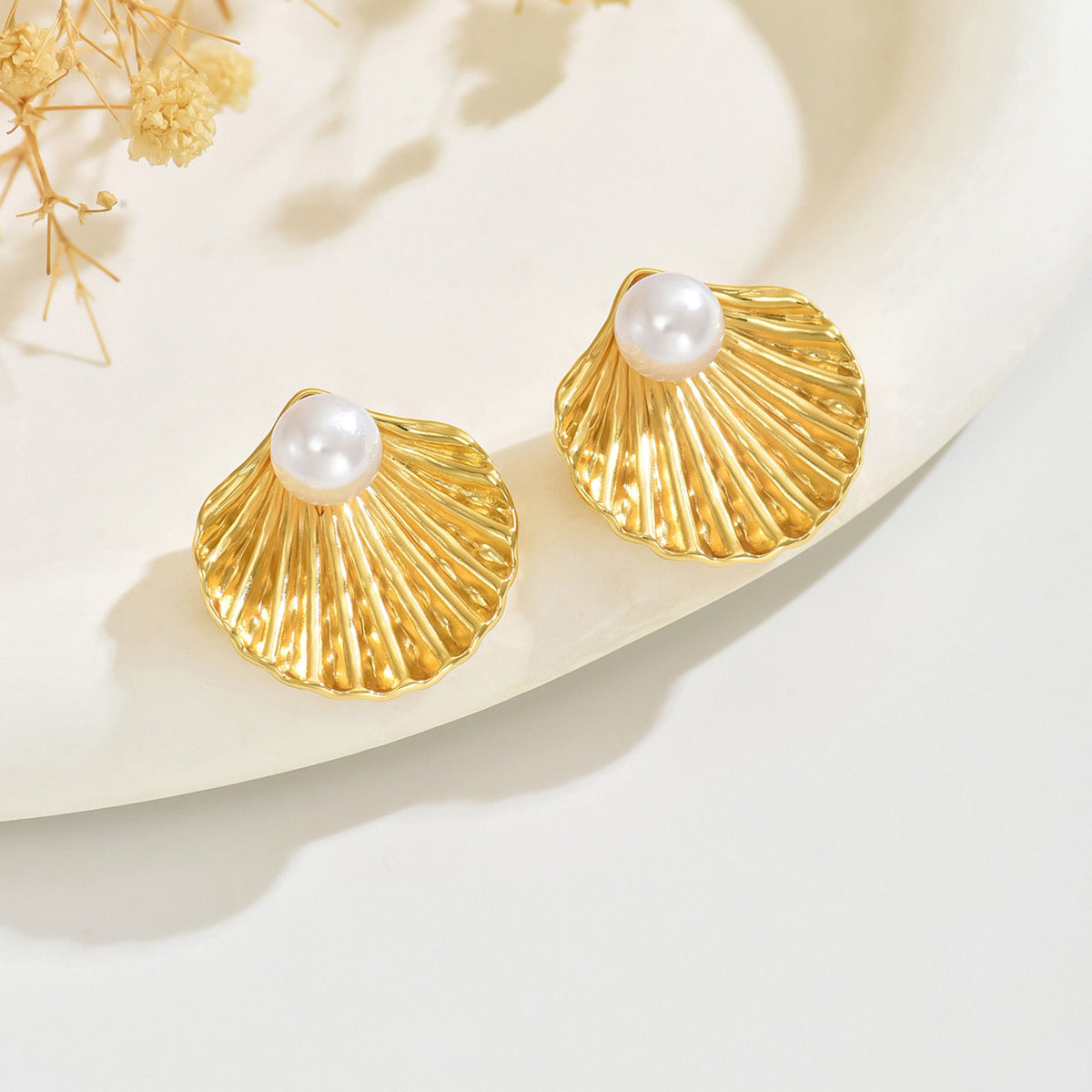 Aretes de Conchita dorada y perla - acero inoxidable