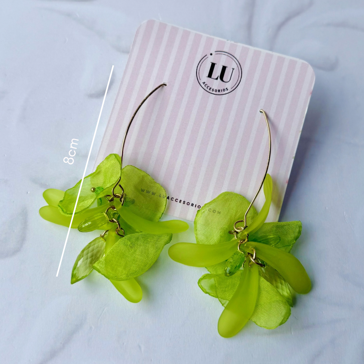 Aretes largos de pétalos verdes
