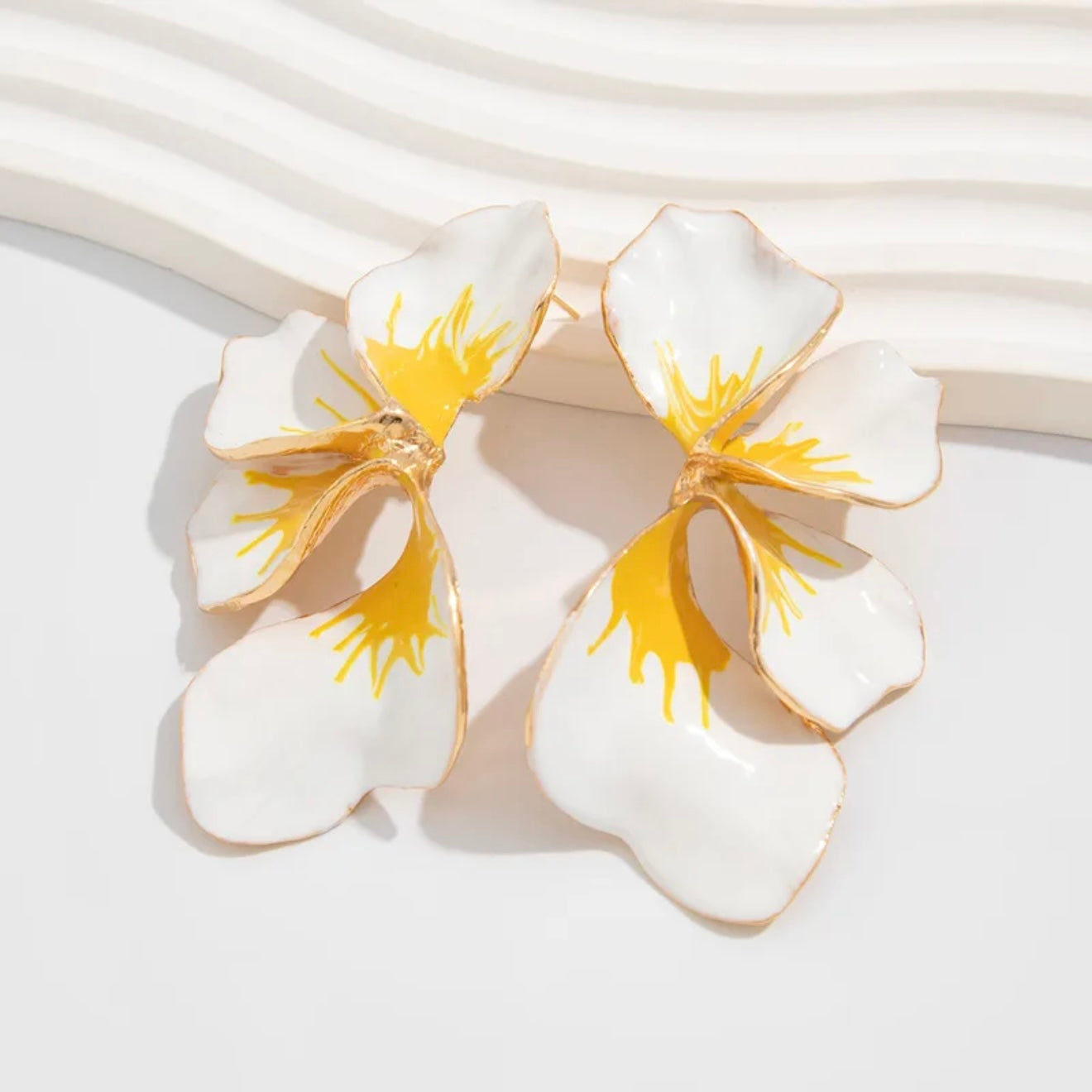 Aretes de flores hawaianas blancas