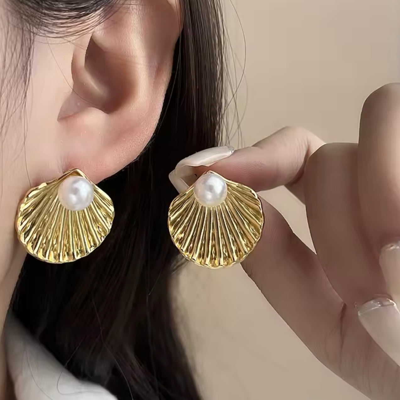 Aretes de Conchita dorada y perla - acero inoxidable