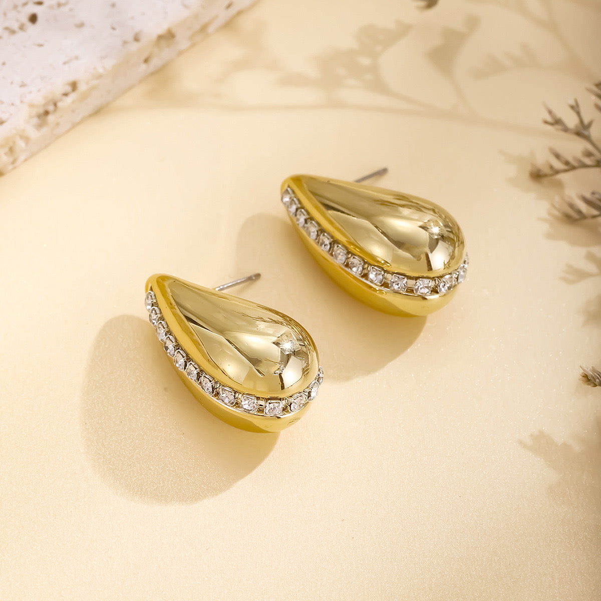 Aretes de gota con pedrería - dorados