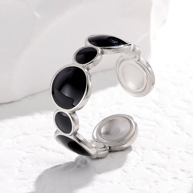 Anillo ajustable plateado con círculos negros - acero inoxidable