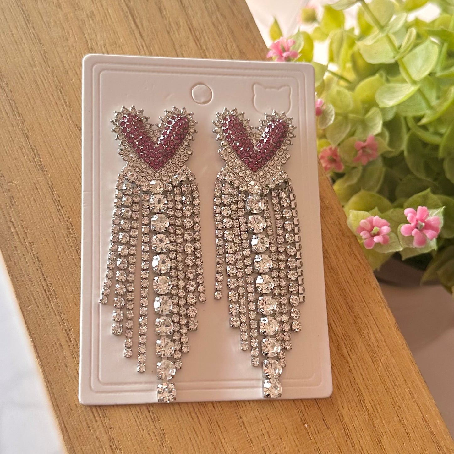 Aretes largos plateados de corazones