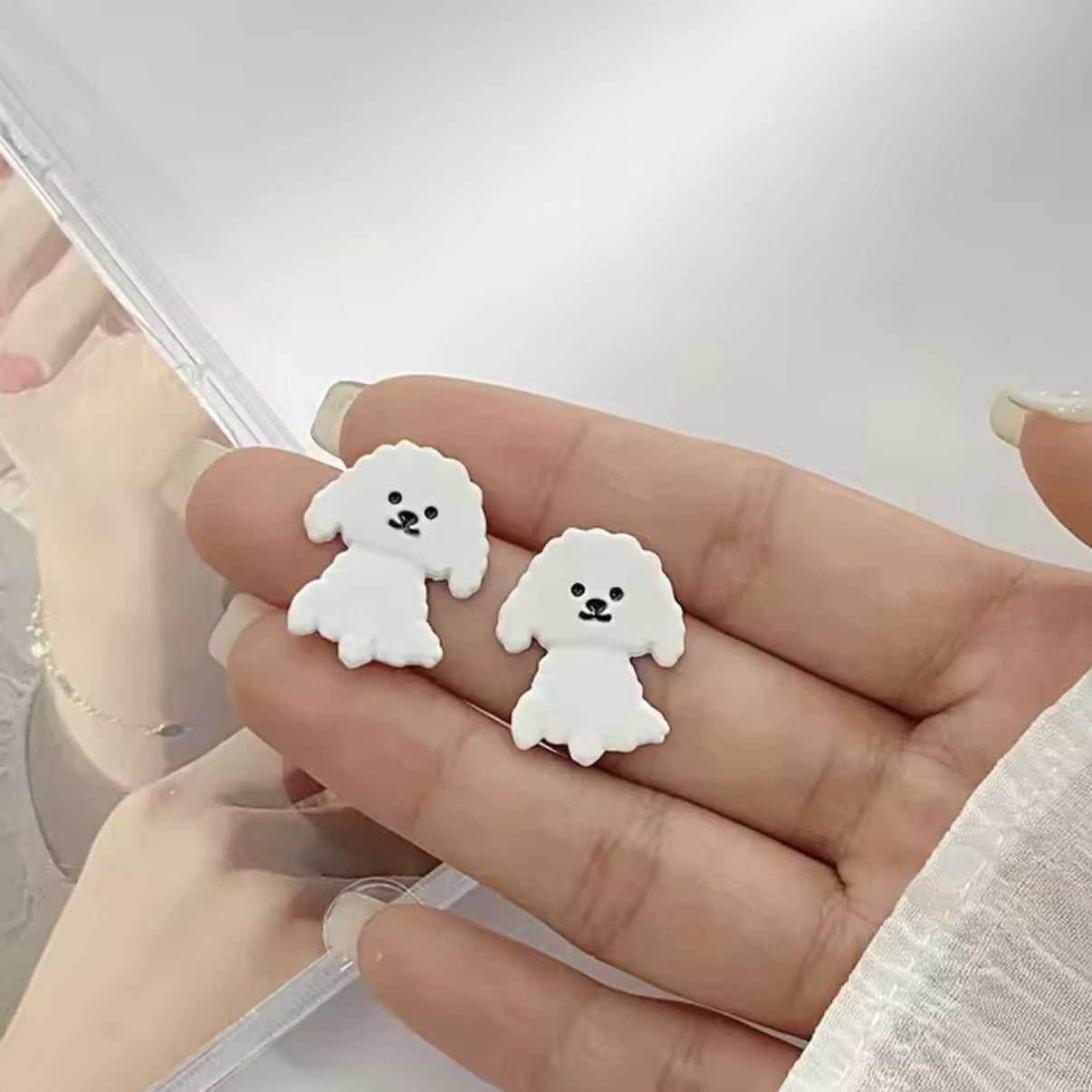Aretes de perritos blancos