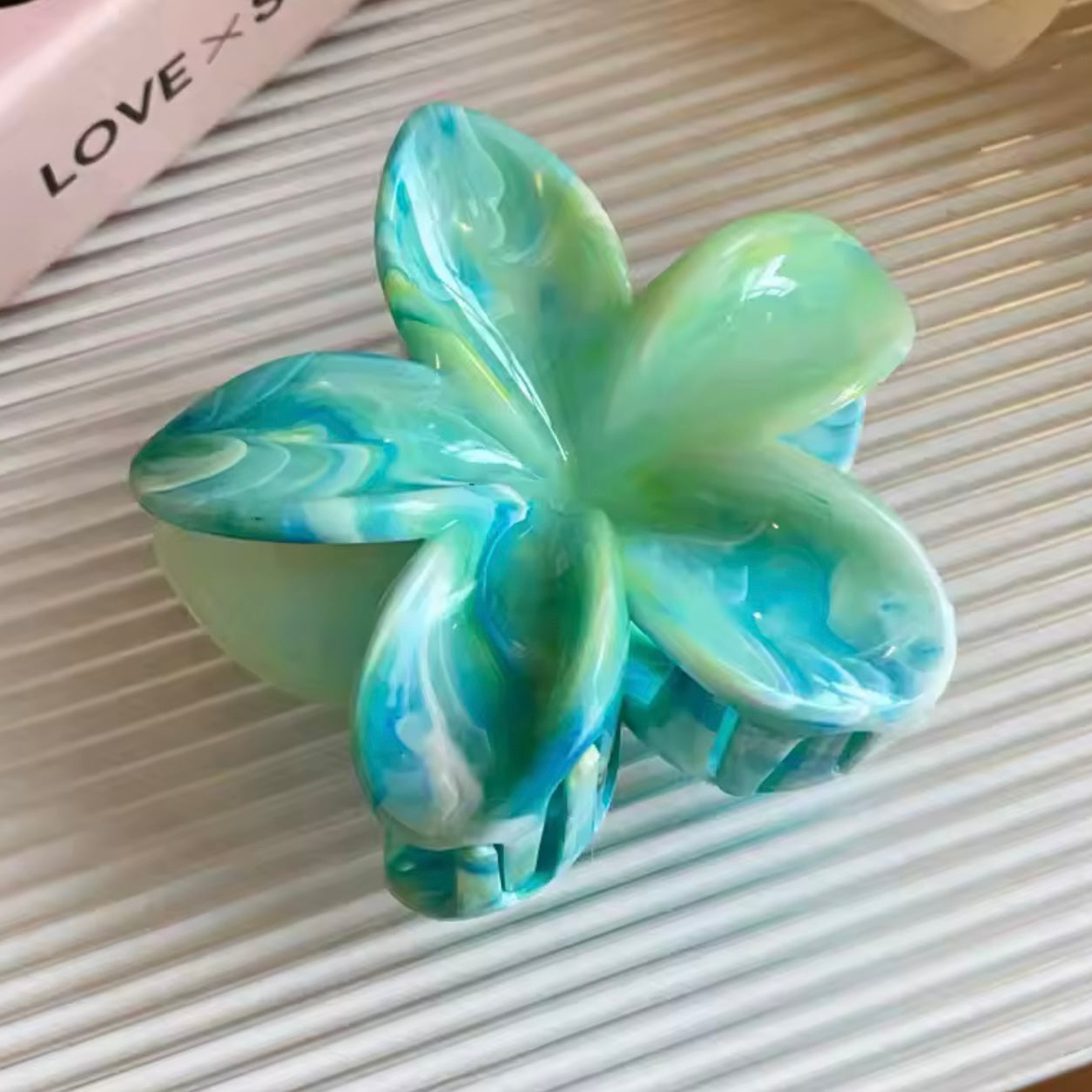 Pinza de flor azul-verde