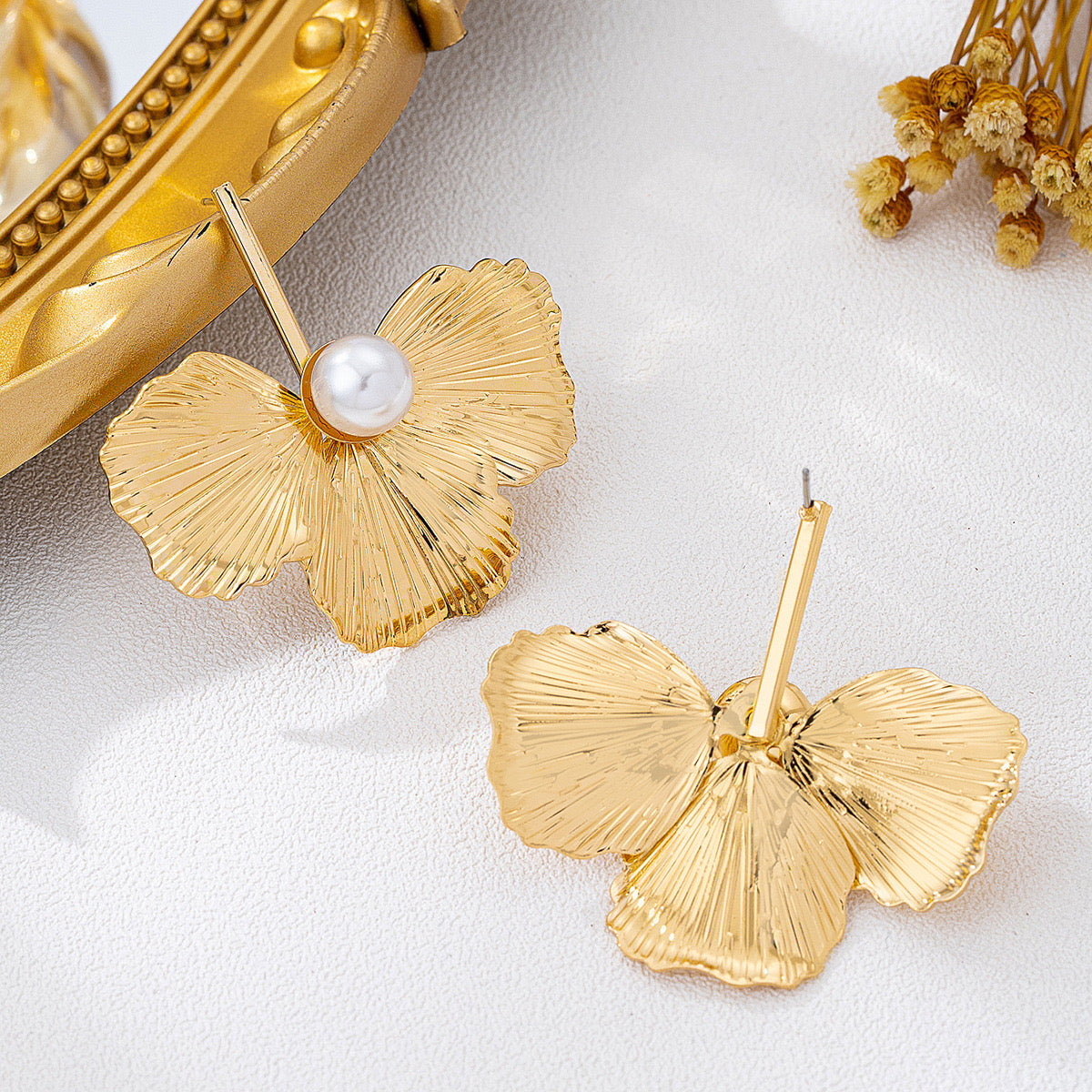 Aretes de abanico dorados