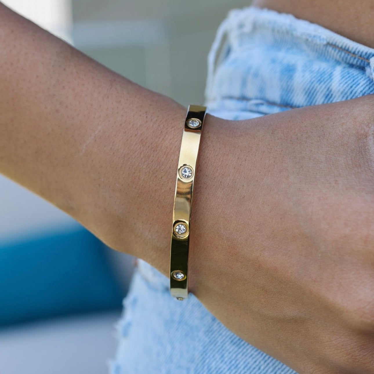 Pulsera dorada con pedrería plateada - acero inoxidable