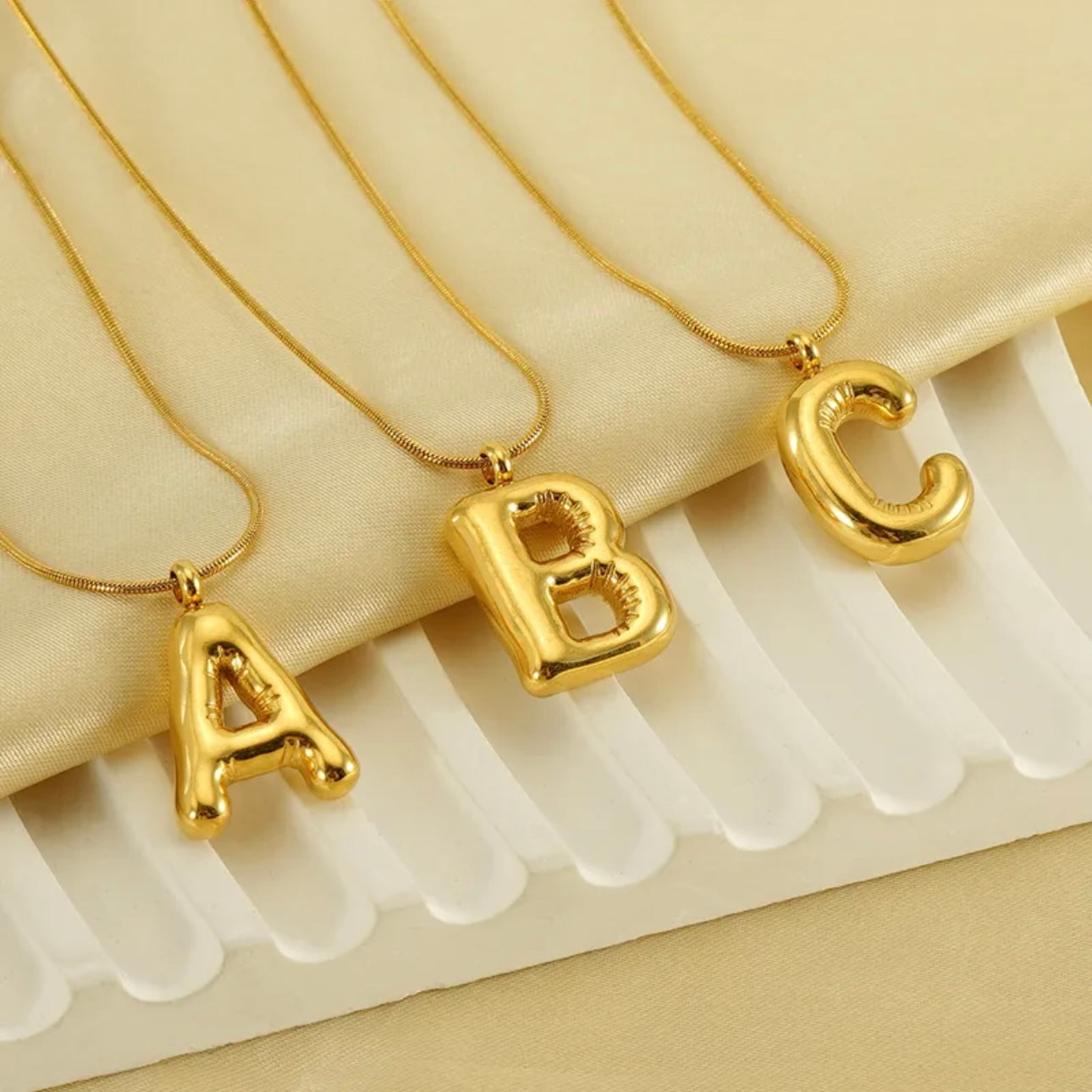 Collar Inicial globo - acero inoxidable
