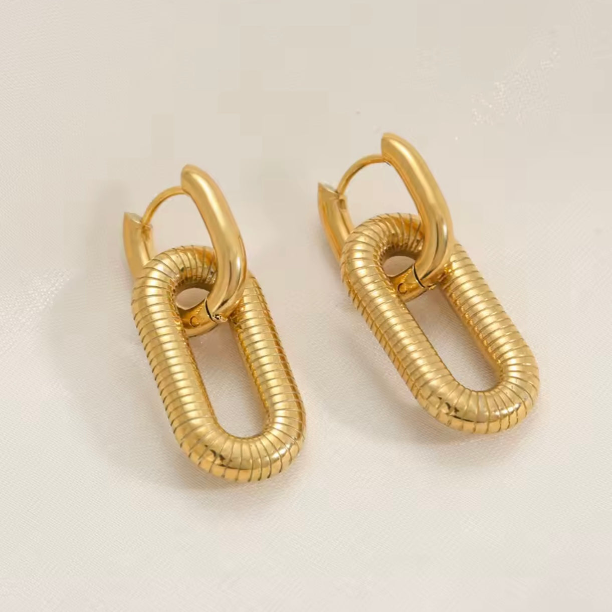 Aretes dorados tipo Huggies - acero inoxidable