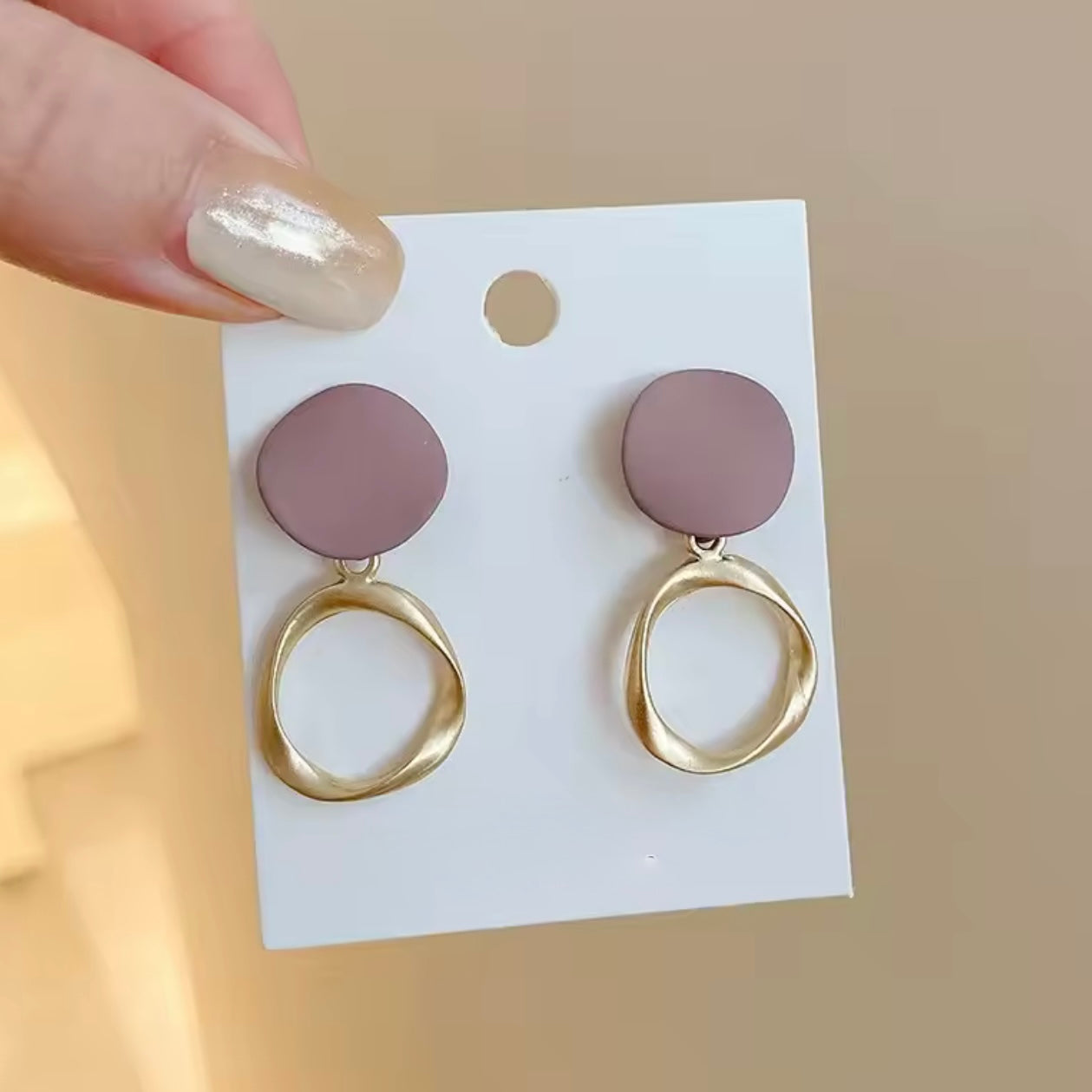 Aretes dorados y círculo nude