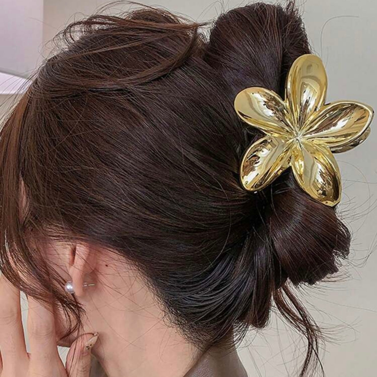 Pinza de flor dorada