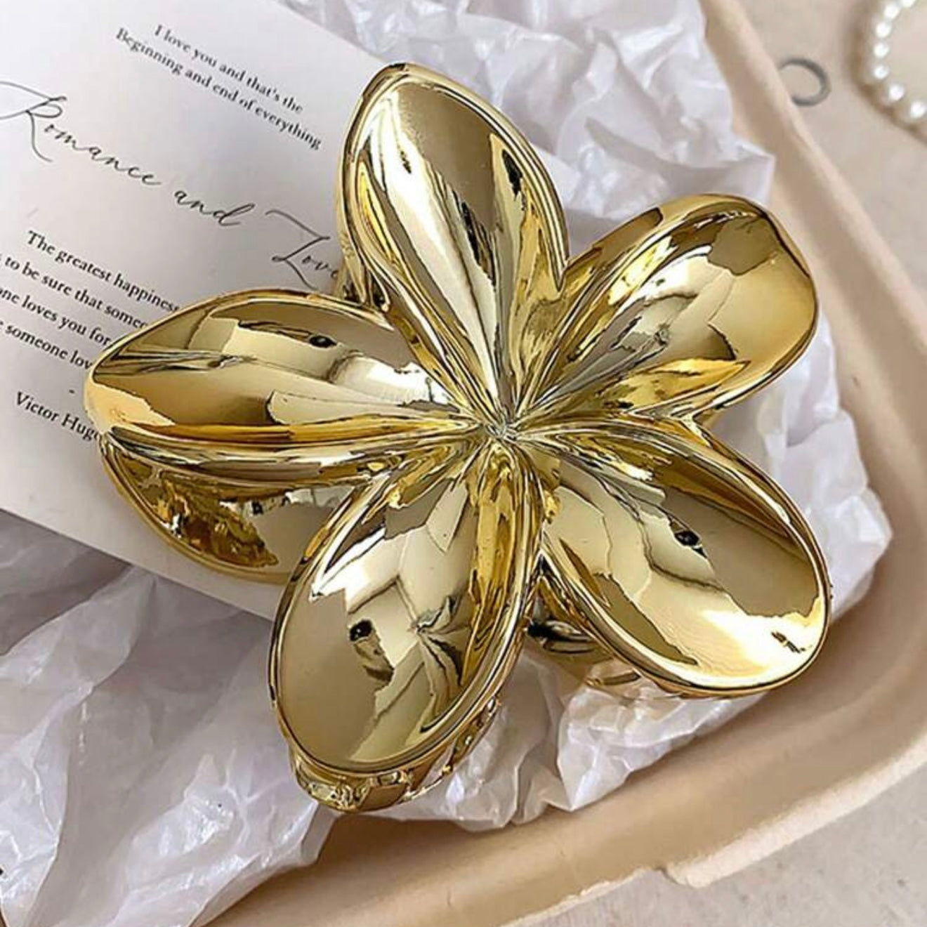 Pinza de flor dorada