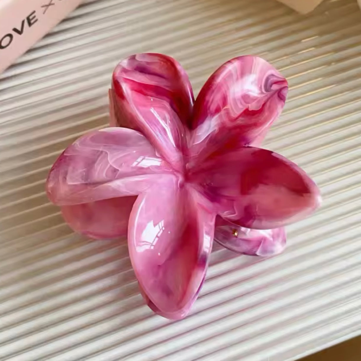 Pinza de flor rosa-lila