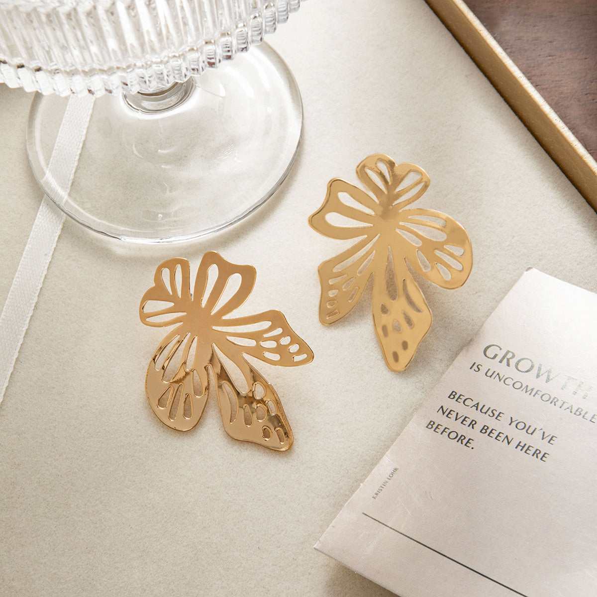 Aretes de flores doradas