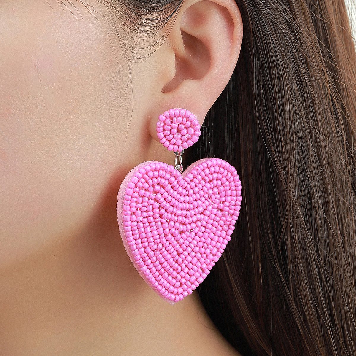 Aretes de chaquiras corazones rosados