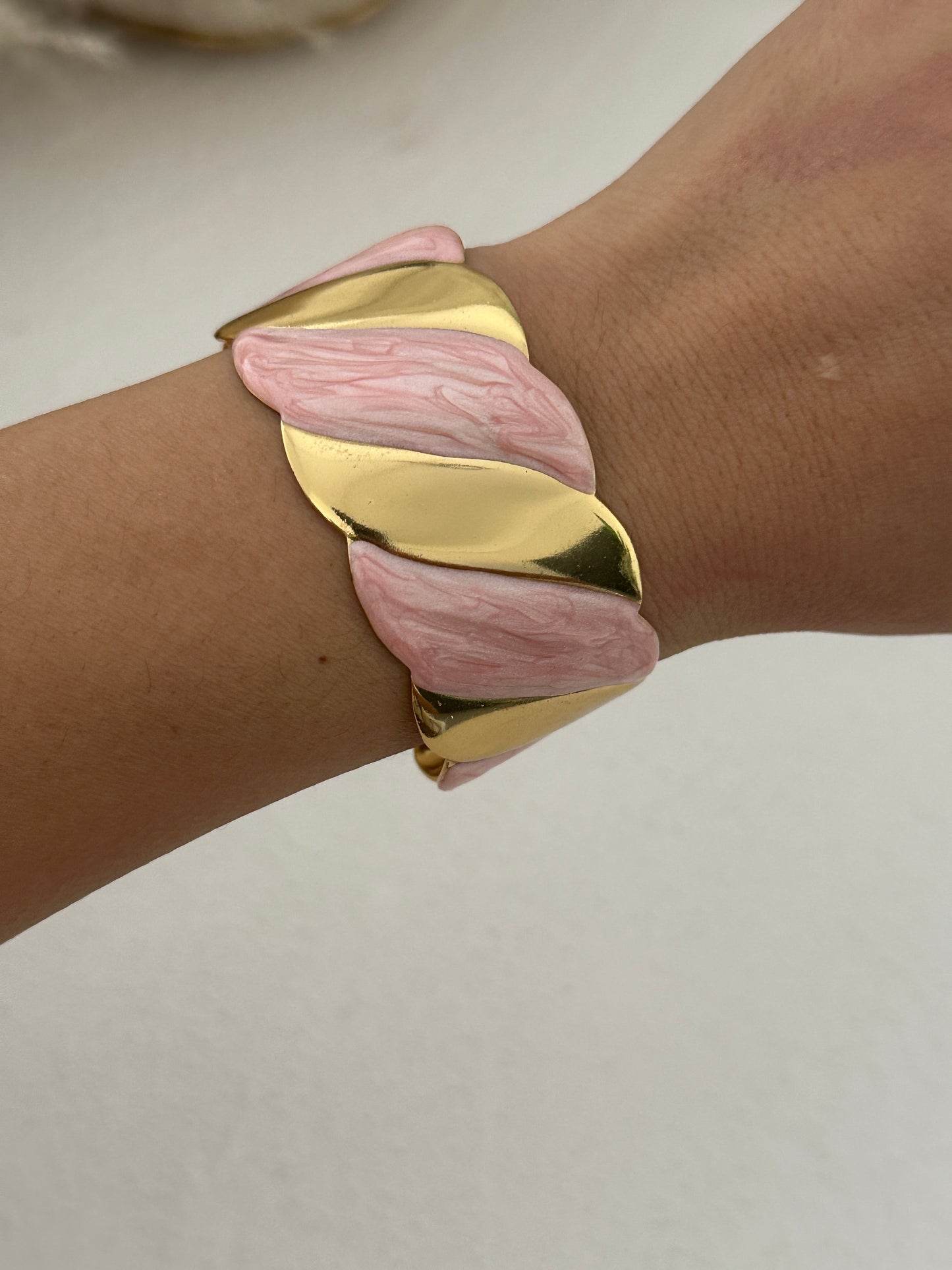 Brazalete ajustable dorado con rosado - acero inoxidable